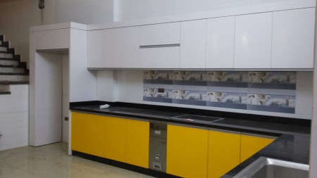 thiết kế cột ốp tủ lạnh mang lại sự dồng bộ và phong cách hiện đại